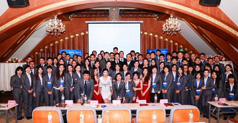 中海軟銀控股集團(tuán)員工身著定制工作服合影