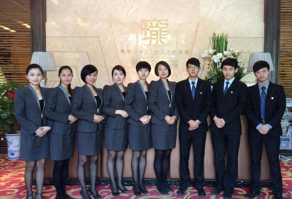 北京金隅房地產(chǎn)工作人員身著工作服合影