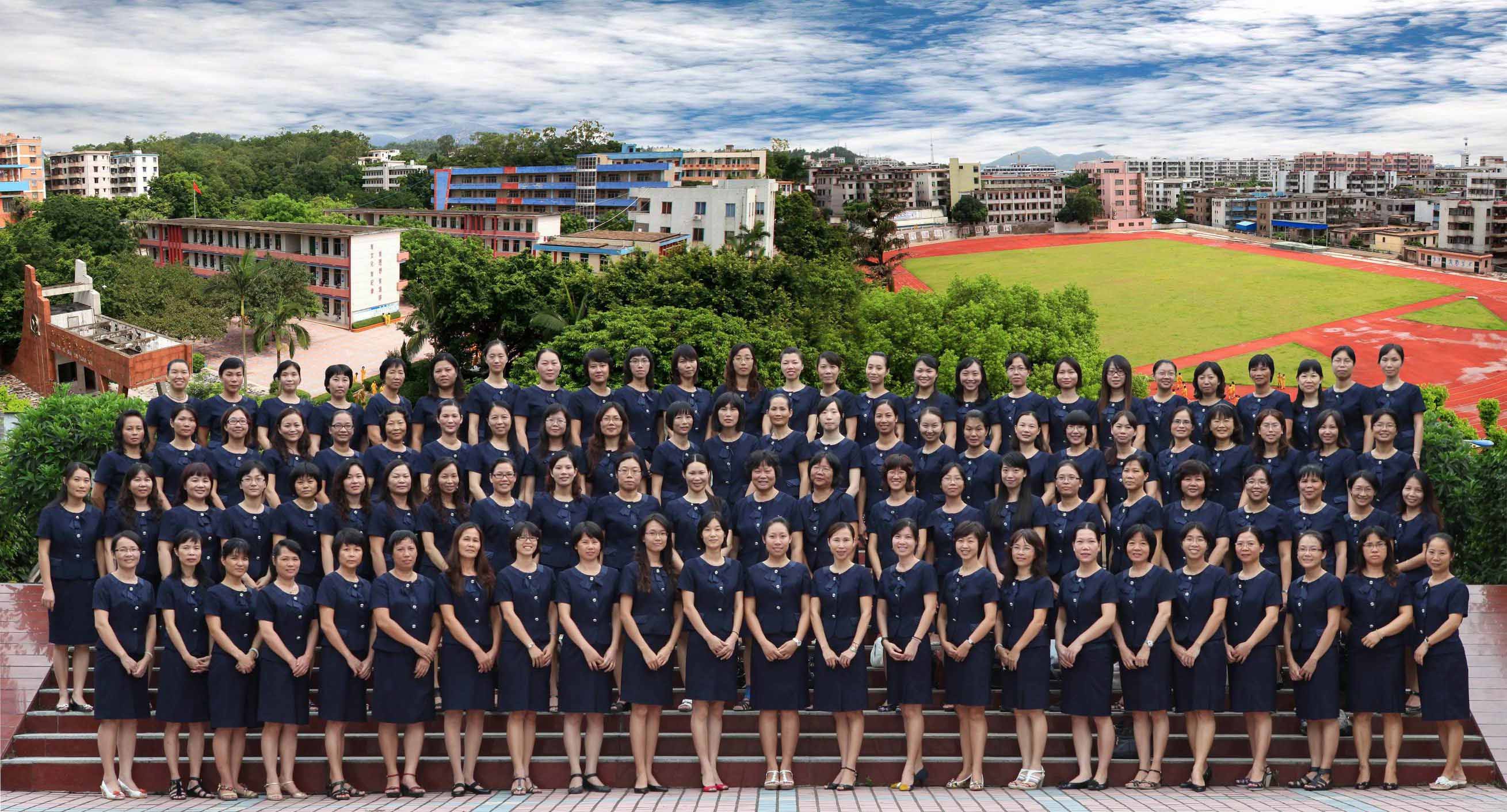 北京市良鄉(xiāng)大學(xué)城師范大學(xué)教師身著定制工作服合影